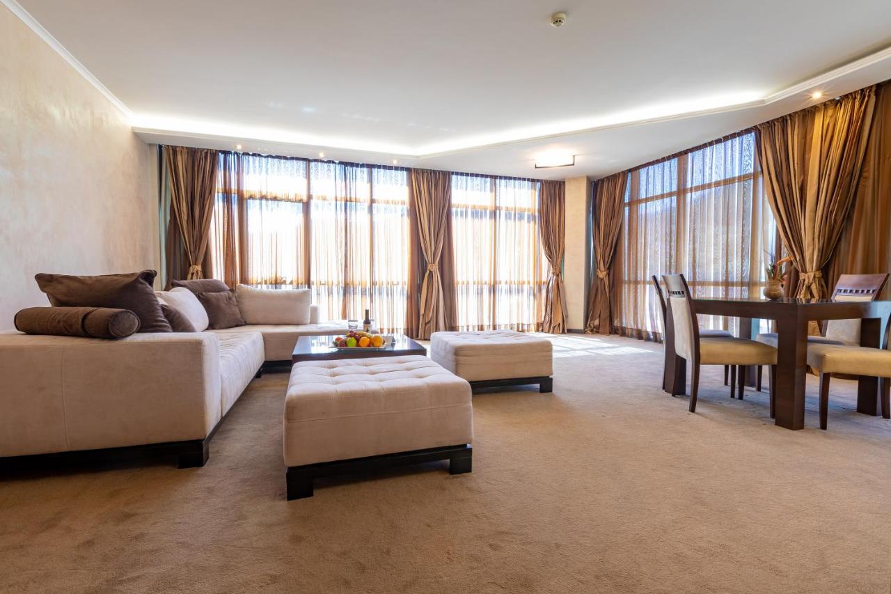 Spa Hotel Persenk Devin Exterior photo A living room with carpet flooring
